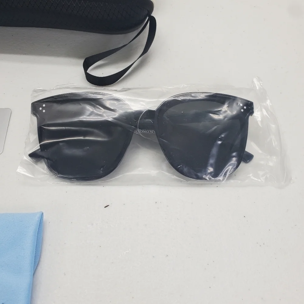 Yakimoto Trendy Polarized UV Blocking Sunglasses NWT